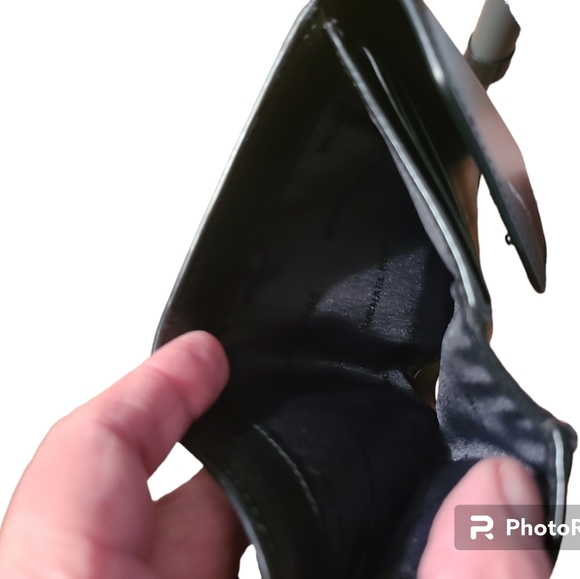 MICHAEL KORS BLAKELY WALLET EUC - Picture 3 of 6